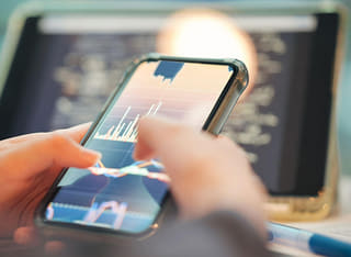 Investor mengecek proses penarikan dan transfer dana secara transparan