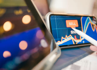 Trader yang menganalisis opsi Bitcoin, Ethereum, dan forex di berbagai pasar